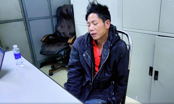 Khi đến khu vực vắng vẻ tại tổ 2, phường Ô Quý Hồ, Ngân nảy sinh ý định cướp xe máy và tài sản của nạn nhân. Lợi dụng lúc bà D. đi vệ sinh, mất cảnh giác, Ngân dùng đá đập nhiều nhát vào đầu. Sau khi nạn nhân tử vong, Ngân đã cướp xe máy, 1 điện thoại và 410.000 đồng. Sau khi mang bán điện thoại và xe máy của nạn nhân với số tiền 2,2 triệu đồng, Ngân sử dụng ma túy hết. Với tội của mình, đối tượng sẽ phải trả giá đắt trước pháp luật. Vụ án trên là bài học cảnh giác cho tất cả chúng ta, giúp người cũng cần phải đảm bảo an toàn cho chính mình. 