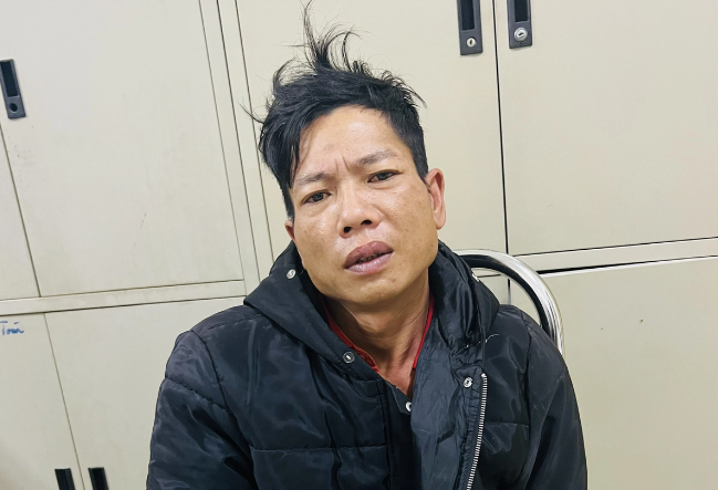 Mở rộng điều tra, tổ công tác đã dựng được chân dung kẻ nghi vấn là Lò Văn Ngân (SN 1988, trú tại xã Nà Tăm, huyện Tam Đường, tỉnh Lai Châu), nghiện ma túy lâu năm và có 2 tiền án. Đến khoảng 17h ngày 7/12/2023, lực lượng công an đã bắt được nghi phạm Lò Văn Ngân khi đang chạy trốn tại khu vực biên giới thuộc phường Cốc Lếu, thành phố Lào Cai. 