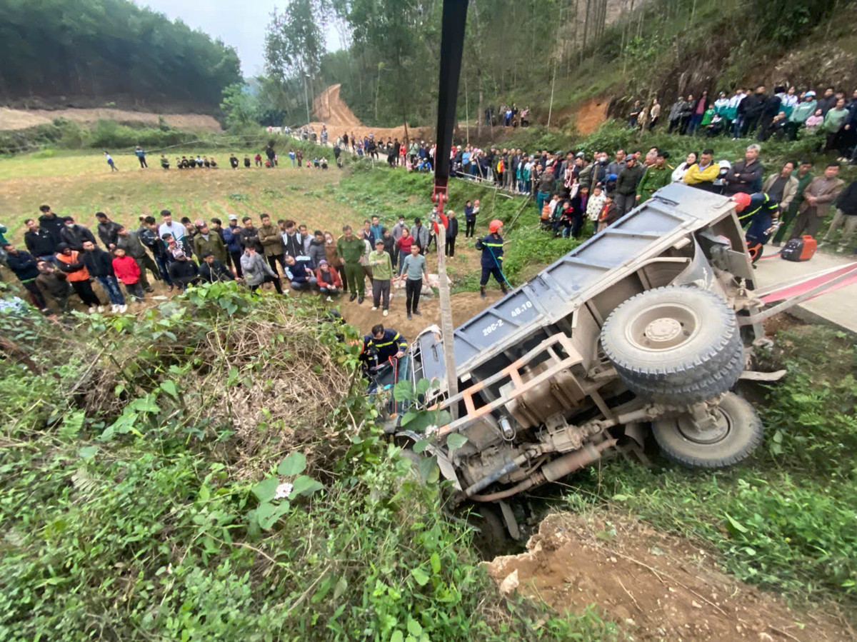 Thai Nguyen: Kip thoi giai cuu phu xe mac ket trong cabin o to