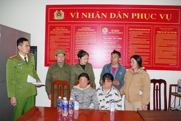 Giup do hai chau gai o Son La bi lac ve voi gia dinh