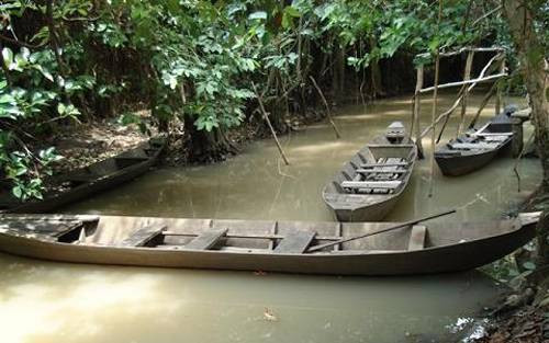 Rà soát đoạn sông theo hướng hung thủ tẩu thoát khoảng ba cây số, các trinh sát phát hiện chiếc xuồng vô chủ. Tại đây, Liệt thuê xe ôm chở về hướng thị xã Sa Đéc và bán vàng ở một cửa hàng ở chợ Mương Điều. Rà soát các nhà nghỉ, khách sạn trên địa bàn thị xã Sa Đéc, các trinh sát thu được thông tin, có đối tượng đặc điểm nhận dạng giống Nguyễn Hoàng Liệt ở một nhà nghỉ. Các trinh sát nhanh chóng tiếp cận hiện trường nhưng Liệt vừa trả phòng. Chủ nhà nghỉ cho hay, Liệt đi cùng một cô gái. (Ảnh minh họa, nguồn internet)