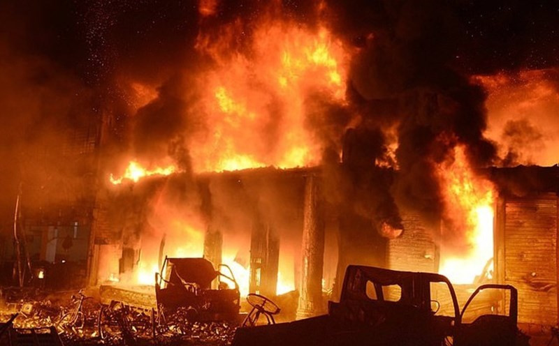 Dù bị trọng thương, ông Đ. cố vùng vẫy giằng co để chạy thoát thân. Liệt lấy cây búa có sẵn trong góc nhà đập nhiều nhát vào đầu và lấy mác đâm khiến ông Đ. chết ngay tại chỗ. Hắn lôi xác ông Đ. đến gần xác của bà T. và cởi hết y phục của bà T... Ngụy tạo hiện trường xong, Liệt bỏ về nhà. Khoảng 15 phút sau, Liệt lấy tiền đi mua xăng sau đó trở lại hiện trường lấy củi chất lên hai xác nạn nhân và cạy tủ lấy đi 1 sợi dây chuyền 18k, 1 sợi dây chuyền 24k, 350.000 đồng tiền mặt và đôi hoa tai bằng vàng 18k. Khoảng gần 24h cùng ngày, Liệt châm lửa đốt hai xác nạn nhân... (Ảnh minh họa, nguồn internet)