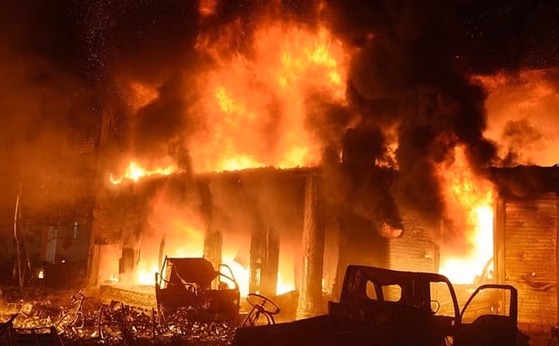 Dù bị trọng thương, ông Đ. cố vùng vẫy giằng co để chạy thoát thân. Liệt lấy cây búa có sẵn trong góc nhà đập nhiều nhát vào đầu và lấy mác đâm khiến ông Đ. chết ngay tại chỗ. Hắn lôi xác ông Đ. đến gần xác của bà T. và cởi hết y phục của bà T... Ngụy tạo hiện trường xong, Liệt bỏ về nhà. Khoảng 15 phút sau, Liệt lấy tiền đi mua xăng sau đó trở lại hiện trường lấy củi chất lên hai xác nạn nhân và cạy tủ lấy đi 1 sợi dây chuyền 18k, 1 sợi dây chuyền 24k, 350.000 đồng tiền mặt và đôi hoa tai bằng vàng 18k. Khoảng gần 24h cùng ngày, Liệt châm lửa đốt hai xác nạn nhân... (Ảnh minh họa, nguồn internet)