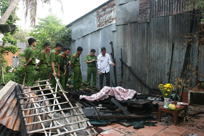 Sau khi lửa tàn, tiếp cận hiện trường, người dân tá hỏa phát hiện hai thi thể bị cháy đen nằm cạnh nhau, tay chân co quắp... nên vội trình báo Công an. Nạn nhân nữ nhanh chóng được xác định chính là bà T, chủ ngôi nhà. Còn nạn nhân nam được xác định là ông Đặng Văn Đ. (SN 1972), ngụ cùng ấp Đông Hòa. Cũng theo thông tin xác minh, ông Đ. có quan hệ tình cảm với bà T. (Ảnh minh họa, nguồn internet)