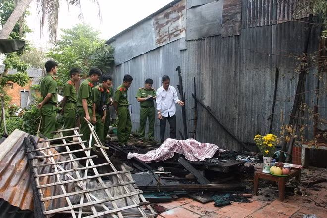 Sau khi lửa tàn, tiếp cận hiện trường, người dân tá hỏa phát hiện hai thi thể bị cháy đen nằm cạnh nhau, tay chân co quắp... nên vội trình báo Công an. Nạn nhân nữ nhanh chóng được xác định chính là bà T, chủ ngôi nhà. Còn nạn nhân nam được xác định là ông Đặng Văn Đ. (SN 1972), ngụ cùng ấp Đông Hòa. Cũng theo thông tin xác minh, ông Đ. có quan hệ tình cảm với bà T. (Ảnh minh họa, nguồn internet)