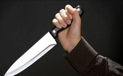 Khoảng 18h ngày 28/9/2007, Liệt đến nhà bà T. đưa 32.000 đồng nhờ bà mua thực phẩm. Khoảng 1 giờ sau, Liệt quay lại nhà bà T. nói dối rằng có mướn đất để canh tác nhưng không có tiền nên hỏi mượn bà T. 4 chỉ vàng. Bà T. hứa sáng mai sẽ cho mượn vàng. Liệt biết bà T. có vàng nên ngay lập tức bóp cổ nạn nhân. Khi nạn nhân chết, Liệt bắt đầu cạy tủ để lấy tài sản thì thấy ông Đ. từ ngoài đi vào. Liệt cầm mác núp cạnh vách cửa, khi ông Đ. bước vào, Liệt cầm mác đâm thẳng vào ngực. (Ảnh minh họa, nguồn internet)