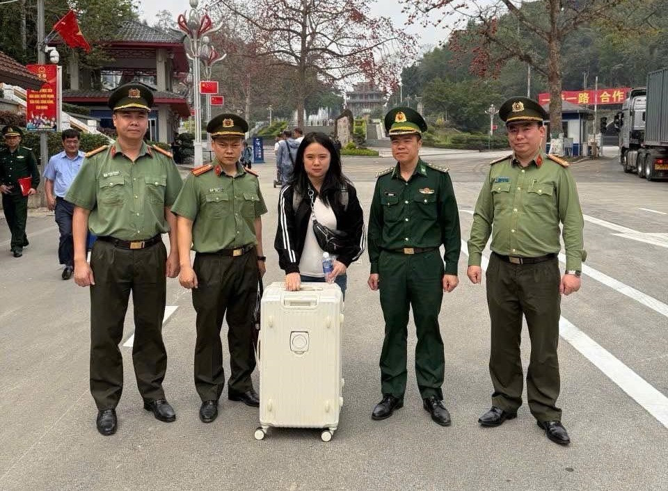 Cong an Ha Noi ban giao nu quai tron truy na nguoi Trung Quoc