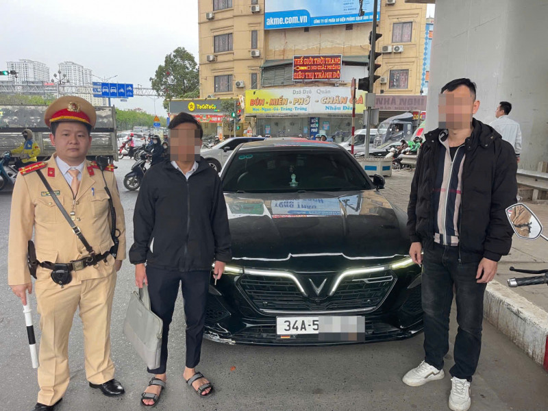 Chặn bắt ô tô là tang vật vụ án đang lưu thông trên đường Chan bat o to la tang vat vu an dang luu thong tren duong