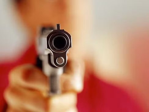 Theo đó, khoảng 18h ngày 5/6/2014, khi đang nhậu tại nhà hàng này, nhóm của Thuận có gọi điện cho Đức “Cổ Lễ” đến gặp để thương lượng giải quyết mâu thuẫn từ trước giữa hai bên. Chỉ 15 phút sau, Đức đi cùng Đào Xuân Nam, tức Nam “con” đến ngồi cùng bàn nói chuyện nhưng không tìm được tiếng nói chung nên bỏ về. Đến 21h cùng ngày, Đức, Nam cùng 3 đàn em quay trở lại, đạp cửa xông vào phòng nơi Thuận và một số bạn bè đang ngồi nhậu. Một trong 3 đàn em của Đức rút súng chĩa thẳng vào Thuận khống chế. (Ảnh minh họa, nguồn internet) 