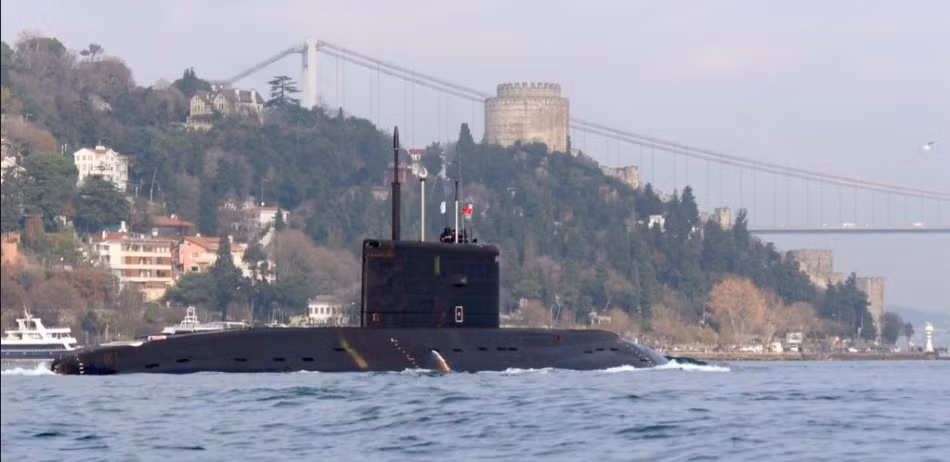 Tàu ngầm Kilo B-237 Rostov-on-Don trang bị tổ hợp tên lửa hành trình Kalibr với hai loại đạn tên lửa: hải đối hải 3M-54 có tầm bắn 440-660km, tốc độ Mach 2,9; 3M-14 tầm bắn 1.500-2.500km, tốc độ Mach 2,8m.