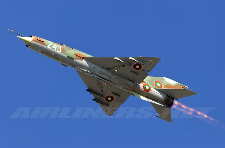 Tiêm kích MiG-21bis là thế hệ sản xuất hàng loạt cuối cùng của dòng tiêm kích đánh chặn tốc độ cao MiG-21 lừng danh. Biến thể này được đưa vào sản xuất từ năm 1972, trang bị động cơ mới R25-300, hệ thống điều khiển đánh chặn từ mặt đất Lazur-M và radar điều khiển hỏa lực RP-22M Safir-22.