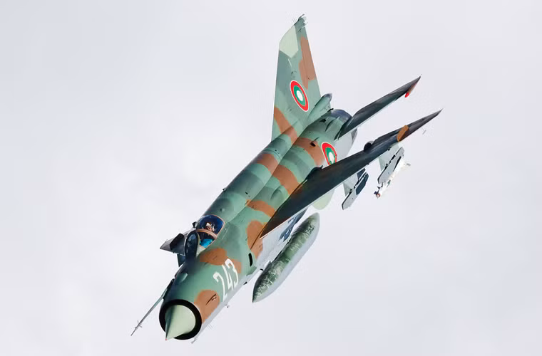 Một số cuộc diễn tập đã cho thấy MiG-21 có khả năng đánh bại được tiêm kích thế hệ 4-5 tùy vào từng điều kiện cụ thể.