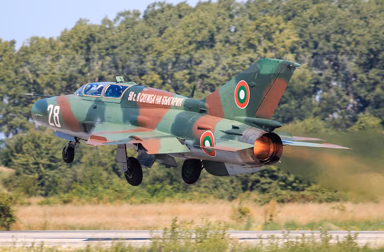 …và một số chiếc MiG-21UM hai chỗ ngồi phục vụ huấn luyện phi công.