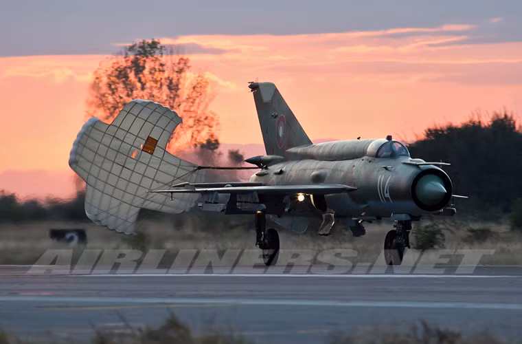 Tiêm kích đánh chặn MiG-21 trở về căn cứ sau cuộc diễn tập trên không.