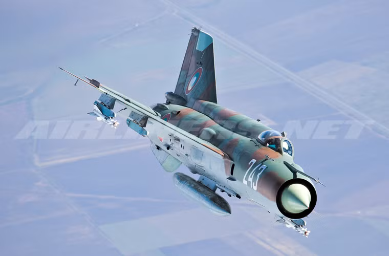 Tiêm kích MiG-21bis của Không quân Bulgaria bắt đầu thực hiện các bài cơ động trên không.