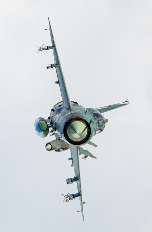 Dù được coi là tiêm kích rất cũ kĩ, lạc hậu nhưng MiG-21 vẫn vô cùng nguy hiểm trên không, nhất là không chiến ở cự ly gần, trong tầm nhìn.