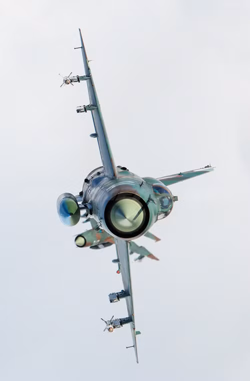 Dù được coi là tiêm kích rất cũ kĩ, lạc hậu nhưng MiG-21 vẫn vô cùng nguy hiểm trên không, nhất là không chiến ở cự ly gần, trong tầm nhìn.