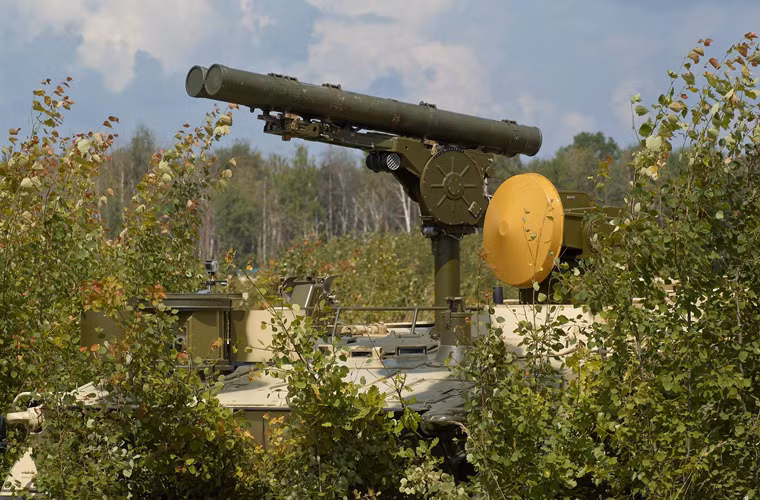 Pháo binh Nga cũng được trang bị một số tổ hợp tên lửa chống tăng mang vác và tự hành. Ví dụ như tổ hợp tên lửa Khrizantema-S có khả năng phá hủy mọi xe tăng tối tân trên thế giới.