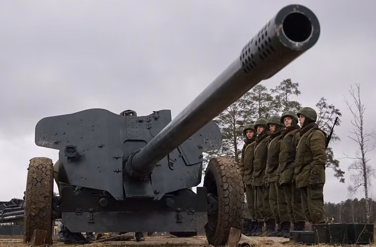 Trang bị pháo kéo của Quân đội Nga có đủ loại, lớn nhất là 152mm. Một số loại pháo kéo của Nga gồm: 2A18 D-30 122mm; 2A36 Giatsint-B 152mm; 2A65 Msta-B; Nona-K 120mm và MT-12 Rapira 100mm.