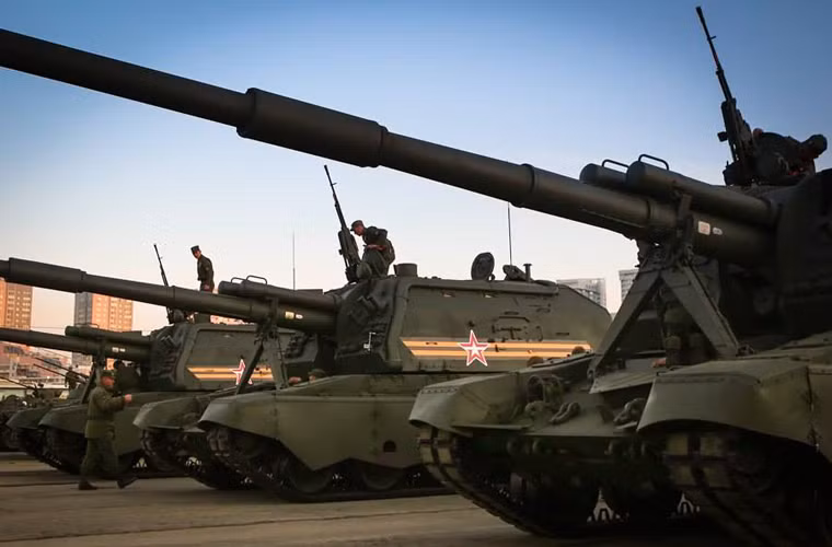 Các loại pháo tự hành của Nga gồm: 2S1 Gvozdika 122mm; 2S3 Akatsiya 152mm; 2S4 Tyulpan 240mm; 2S5 Giatsint-S 152mm; 2S7 Pion 203mm; 2S19 Msta-S 152mm; 2S23 Nona-SVK 120mm; 2S34 Chosta 120mm.