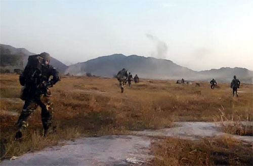 Xung phong đánh chiếm mục tiêu.