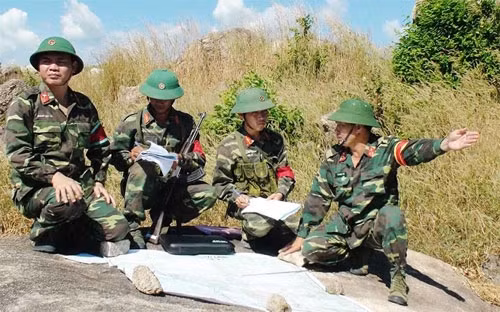 Chiều 15/12, Trường Sĩ quan Lục quân 2 kết thúc đợt diễn tập chiến thuật có bắn đạn thật cho học viên các khóa 63, 65 đào tạo Đại học quân sự, Hoàn thiện sĩ quan cấp phân đội và diễn tập chiến đấu phòng thủ cho các khóa đào tạo đại học, cao đẳng, liên thông cao đẳng quân sự cơ sở. Ảnh: Giao nhiệm vụ đánh chiếm mục tiêu tại thực địa.