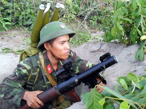 Chiến sĩ B41 quan sát mục tiêu, sẵn sàng chiến đấu.