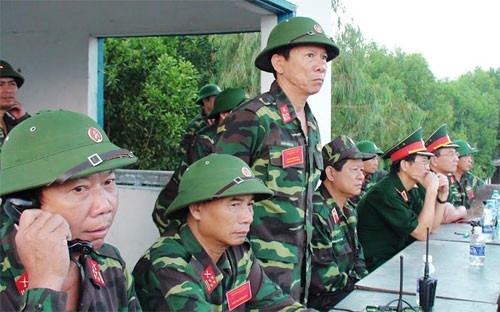 Kết quả đợt diễn tập, 100% các khung diễn đều hoàn thành ở mức khá trở lên, trong đó ở khoa mục bắn đạn thật, các học viên đều đạt loại giỏi. Ảnh: Ban chỉ đạo diễn tập theo dõi các khung tập xử trí tình huống.