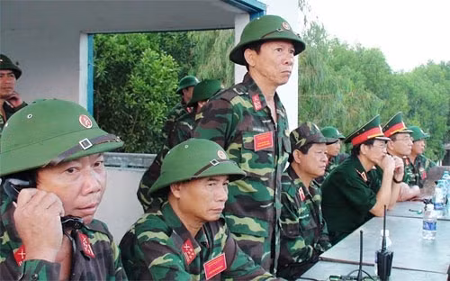 Kết quả đợt diễn tập, 100% các khung diễn đều hoàn thành ở mức khá trở lên, trong đó ở khoa mục bắn đạn thật, các học viên đều đạt loại giỏi. Ảnh: Ban chỉ đạo diễn tập theo dõi các khung tập xử trí tình huống.