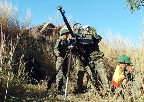 Thông qua diễn tập, nhà trường rèn luyện cho học viên phương pháp chỉ huy, xử lý tình huống và kỹ năng tiến hành CTĐ, CTCT trong huấn luyện chiến đấu. Đây là đợt diễn tập có quy mô lớn, thời gian dài dành cho các khóa học viên chuẩn bị tốt nghiệp ra trường năm học 2015-2016. Ảnh: Khẩu đội 12,7mm thực hành thao tác phần tử bắn.
