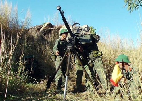 Thông qua diễn tập, nhà trường rèn luyện cho học viên phương pháp chỉ huy, xử lý tình huống và kỹ năng tiến hành CTĐ, CTCT trong huấn luyện chiến đấu. Đây là đợt diễn tập có quy mô lớn, thời gian dài dành cho các khóa học viên chuẩn bị tốt nghiệp ra trường năm học 2015-2016. Ảnh: Khẩu đội 12,7mm thực hành thao tác phần tử bắn.