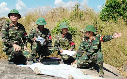 Chiều 15/12, Trường Sĩ quan Lục quân 2 kết thúc đợt diễn tập chiến thuật có bắn đạn thật cho học viên các khóa 63, 65 đào tạo Đại học quân sự, Hoàn thiện sĩ quan cấp phân đội và diễn tập chiến đấu phòng thủ cho các khóa đào tạo đại học, cao đẳng, liên thông cao đẳng quân sự cơ sở. Ảnh: Giao nhiệm vụ đánh chiếm mục tiêu tại thực địa.