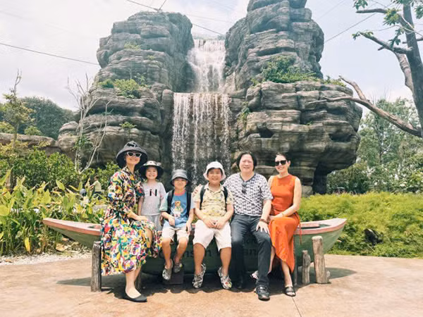 Đỗ Hải Yến mới đây đã khoe về chuyến đi chơi ở Singapore của mình, điều đặc biệt trong chuyến du lịch này có sự xuất hiện của con riêng chồng nữ diễn viên. Trong chuyến hành trình này, họ luôn thể hiện sự gắn kết cùng nhau.