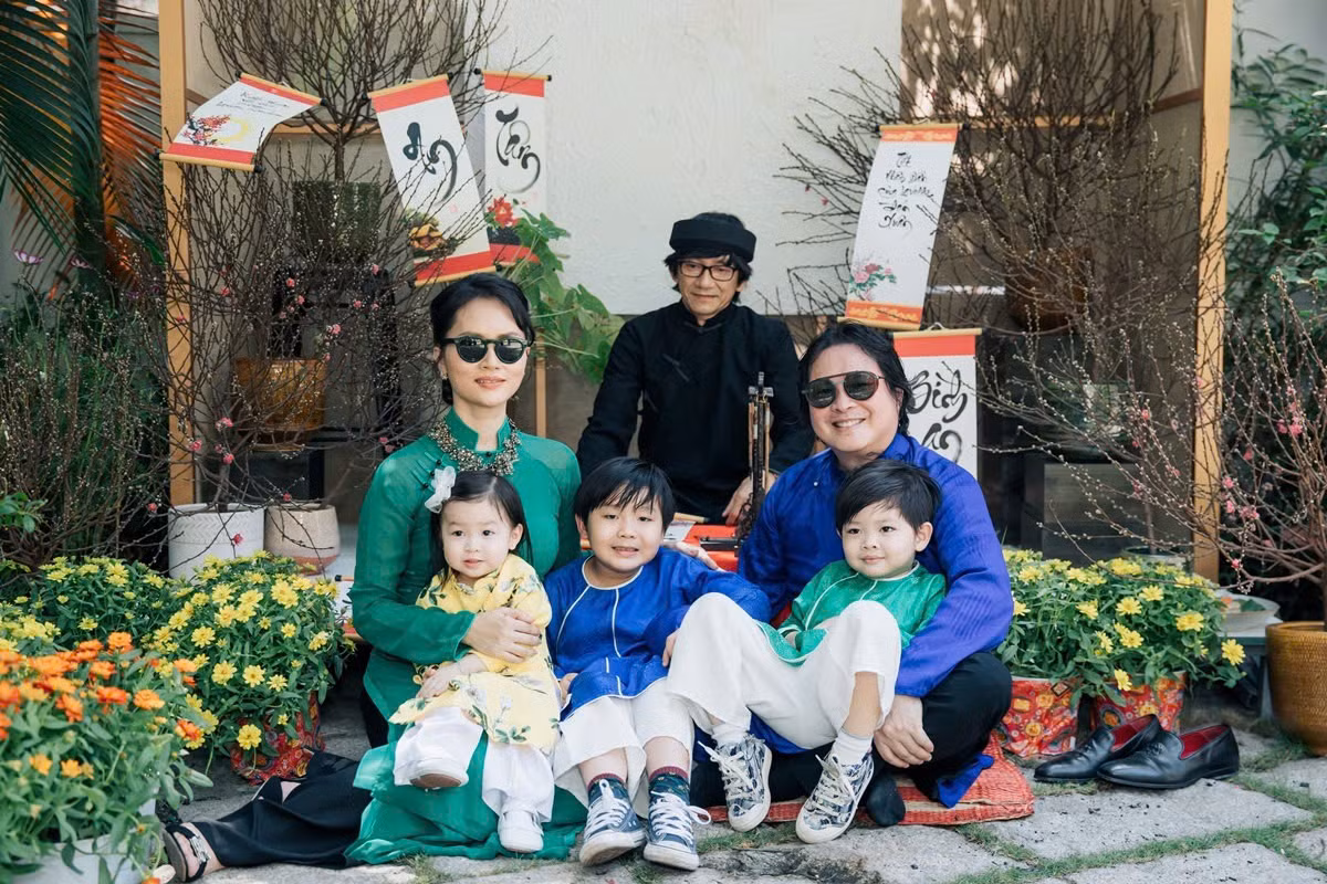 Tại không gian sống này, nữ diễn viên trang trí nhiều tiểu cảnh cho khách chụp hình. Các hoạt động truyền thống như làm tò he, châu chấu lá dứa, ông đồ viết thư pháp và cho chữ ngày Tết được tái hiện. Như thế đủ để hình dung về một căn biệt thự mà góc nào cũng có thể biến thành một "phim trường" tái hiện những khung cảnh mà gia chủ mong muốn.