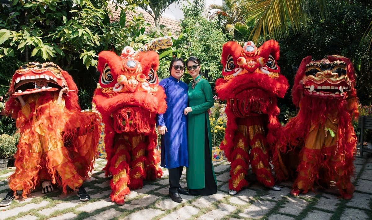 Trong ngày mở tiệc, vợ chồng Hải Yến tổ chức múa lân sư rồng tại biệt thự. Đây là môn nghệ thuật múa dân gian đường phố có nguồn gốc từ Trung Quốc, thường được biểu diễn trong các dịp lễ hội, đặc biệt là Tết Nguyên đán, vì ba con thú này tượng trưng cho thịnh vượng, phát đạt, hạnh phúc, hanh thông. Không gian ngoài trời cho thấy vợ chồng nữ diễn viên rất yêu thích cây cảnh nên toàn bộ khung cảnh xung quanh được phủ bởi một mầu xanh mướt.