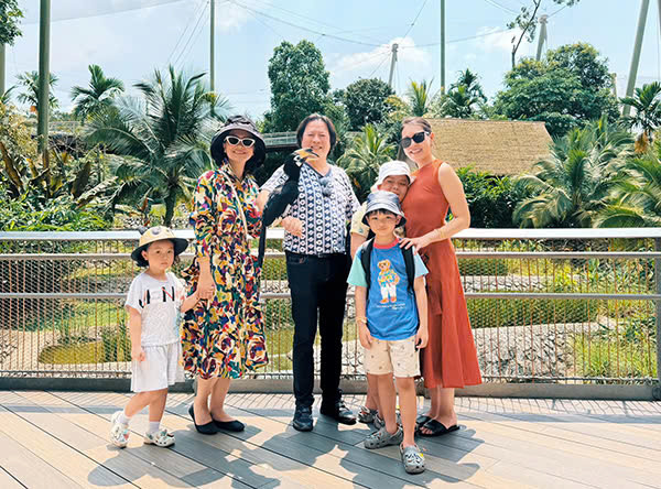 Gia đình con chung - con riêng của Đỗ Hải Yến và chồng đại gia. Con gái riêng (váy màu cam đất) của chồng cũng chạc tuổi nữ diễn viên, vì vậy họ có sự thấu hiểu nhau trong cuộc sống.