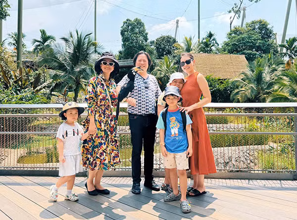 Gia đình con chung - con riêng của Đỗ Hải Yến và chồng đại gia. Con gái riêng (váy màu cam đất) của chồng cũng chạc tuổi nữ diễn viên, vì vậy họ có sự thấu hiểu nhau trong cuộc sống.