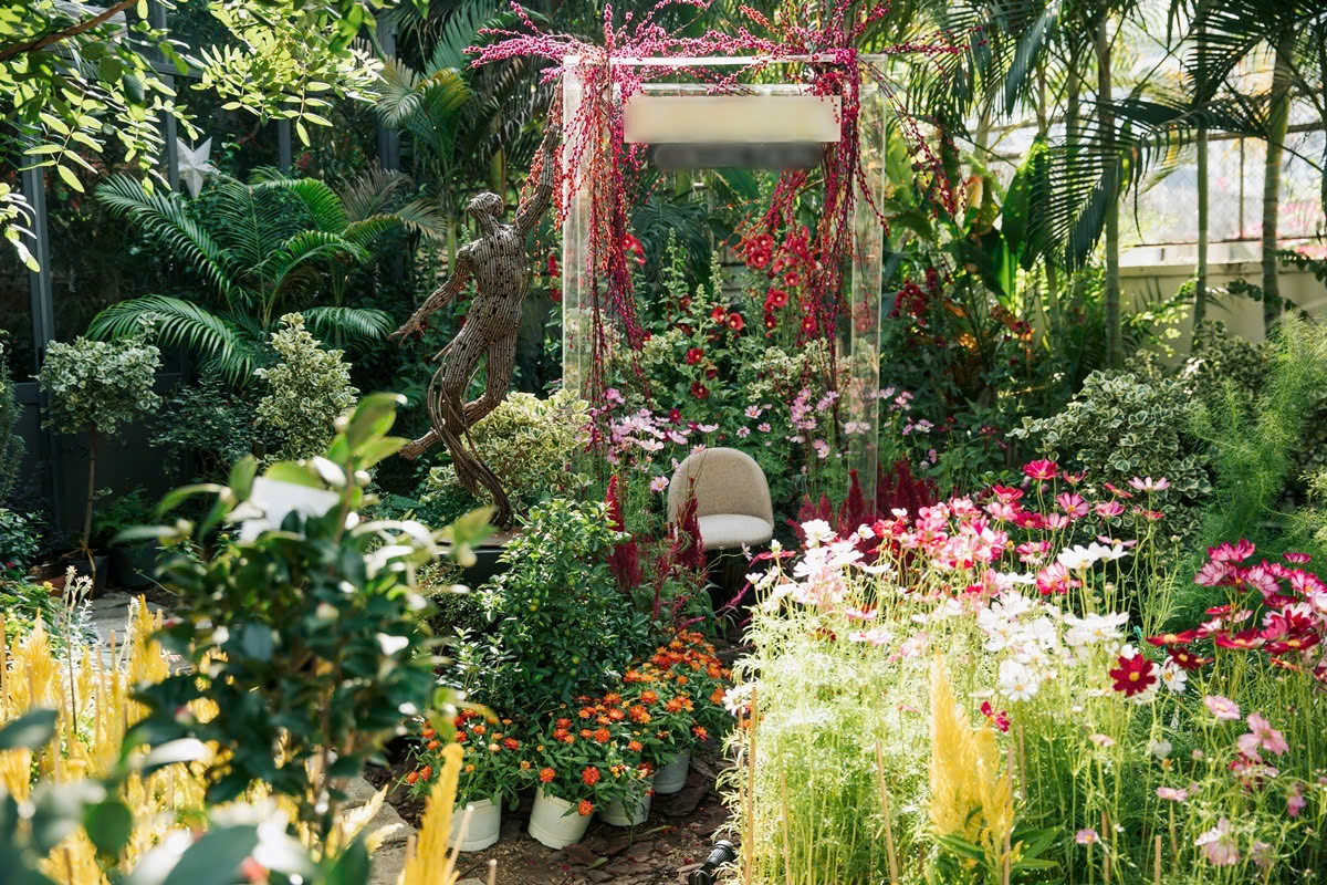 Khu vườn Le Jardin kiểu Pháp trong biệt thự được vợ chồng Hải Yến trang hoàng bằng nhiều loại hoa nhập khẩu cao cấp như tuyết mai, mai nhật, đào phai, đào đỏ, huệ tứ phương, trà my, thanh liễu, thiên nga, tulip... 