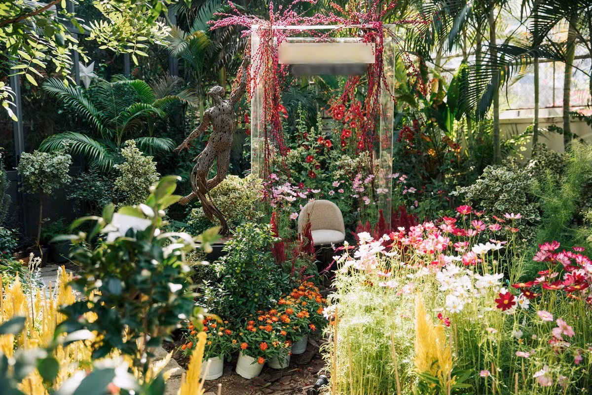 Khu vườn Le Jardin kiểu Pháp trong biệt thự được vợ chồng Hải Yến trang hoàng bằng nhiều loại hoa nhập khẩu cao cấp như tuyết mai, mai nhật, đào phai, đào đỏ, huệ tứ phương, trà my, thanh liễu, thiên nga, tulip... 