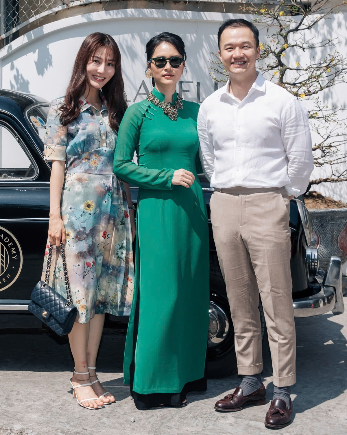 Bên ngoài căn biệt thự sơn trắng - Màu yêu thích biểu thị sự sang trọng của nữ diễn viên.