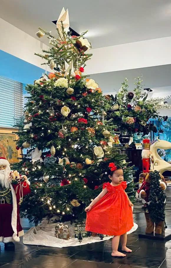 Hình ảnh bên trong căn biệt thự hiếm hoi được lộ diện khi nữ diễn viên chia sẻ về con gái nhỏ. Một không gian rộng lớn được trang trí bởi rất nhiều hoa tươi.