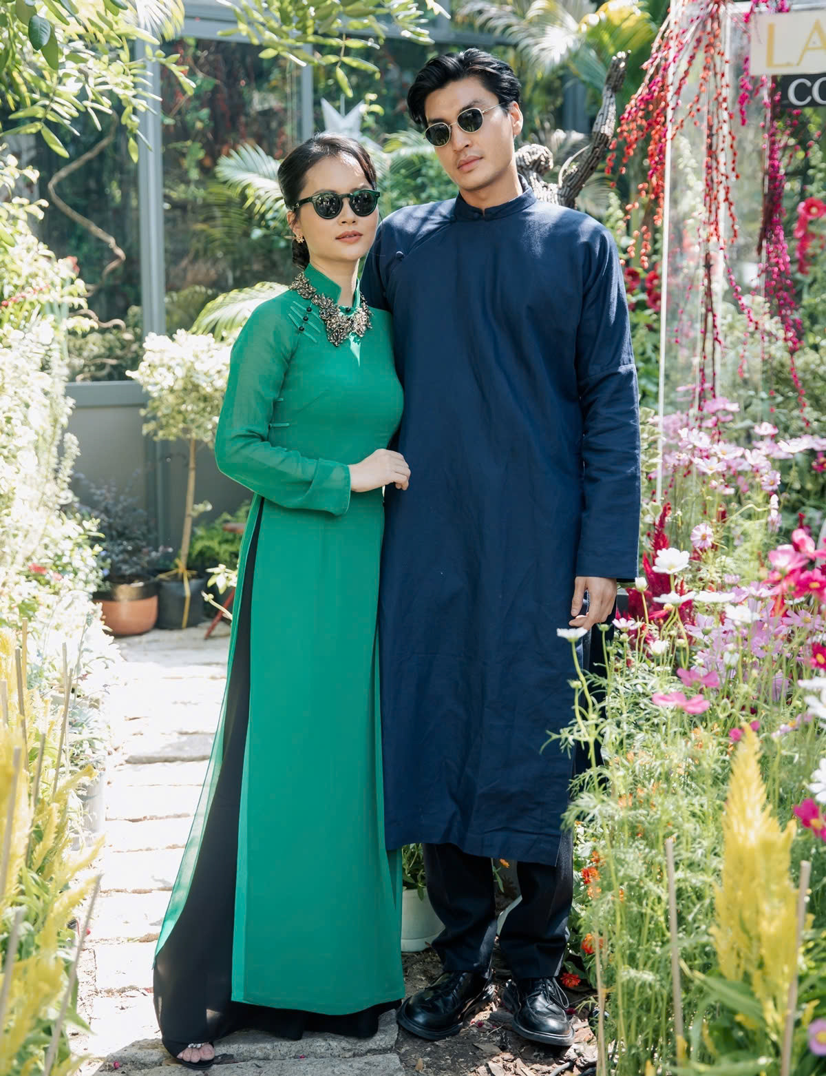 Diễn viên thích góc vườn Việt Nam trong biệt thự, được trang trí bởi các chậu hoa Tết quen thuộc như mâm xôi, vạn thọ, sao cánh bướm. Diễn viên thích góc vườn Việt Nam trong biệt thự, được trang trí bởi các chậu hoa Tết quen thuộc như mâm xôi, vạn thọ, sao cánh bướm.