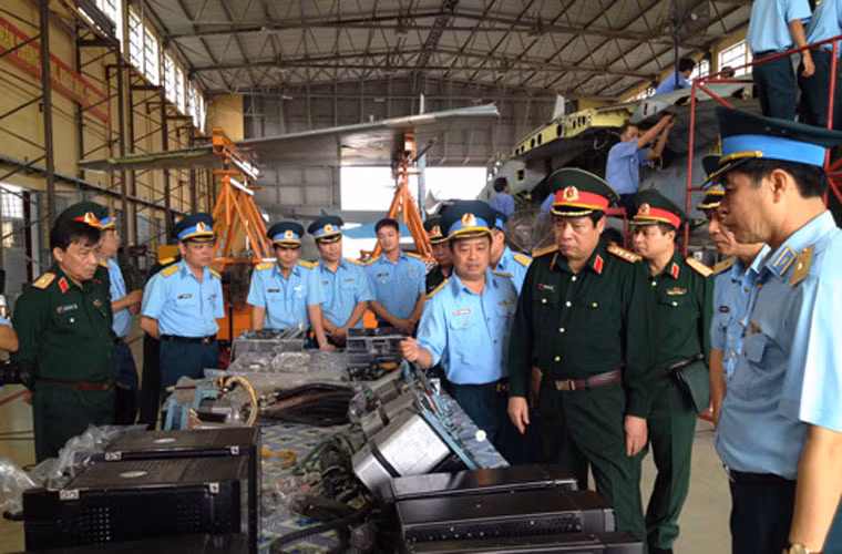 Trong chuyến công tác tại miền Trung, Đại tướng Phùng Quang Thanh - Bộ trưởng Quốc phòng đã có chuyến thăm và làm việc tại nhà máy hàng không A32. Ở đây, Đại tướng Phùng Quang Thanh đã thăm và kiểm tra công tác sửa chữa các loại máy bay tiêm kích do đơn vị đảm nhiệm. Phát biểu tại A32, Đại tướng Phùng Quang Thanh mong muốn rằng, Nhà máy tiếp tục đẩy mạnh sáng kiến cải tiến kỹ thuật, làm chủ các công nghệ mới, nâng cao khả năng sửa chữa, tăng hạn vũ khí trang bị bảo đảm cho các đơn vị nâng cao sức mạnh chiến đấu.