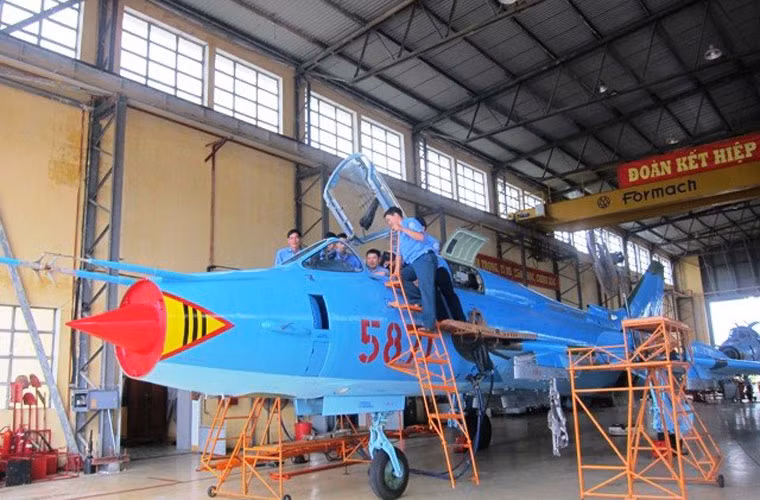 Ngoài Su-27, suốt hàng chục năm qua, nhà máy A32 cũng đã đại tu sửa chữa lớn thành công máy bay tiêm kích – bom Su-22M3/M4, MiG-21 cho các đơn vị Không quân Nhân dân Việt Nam.