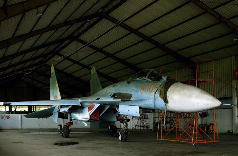 Trong quá trình sử dụng suốt 20 năm qua, KQND Việt Nam đã mất ít nhất 2 chiếc Su-27. Ảnh: Chiếc Su-27 số hiệu 6005 bị chim bay vào gây hỏng cháy động cơ, trong tình thế hết sức nguy hiểm, phi công Đào Quốc Khánh vẫn bình tĩnh xử lý và hạ cánh thành công chiếc máy bay (vụ việc xảy ra vào tháng 10/2007).