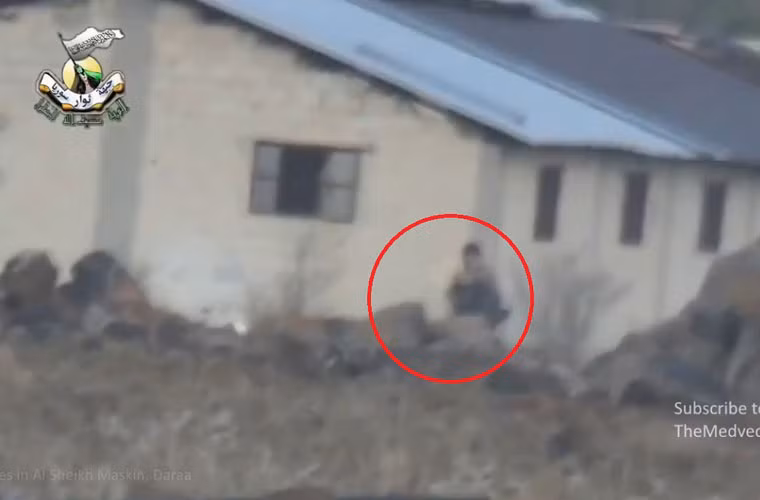 …và tất nhiên là cũng bị “ném trả” một cơn mưa đạn – binh sĩ Quân đội Syria (dấu đỏ) đang nã đạn đáp trả.