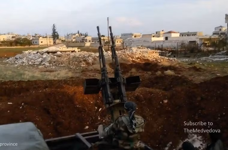 Quân nổi dậy Syria nã đạn súng máy phòng không trong tuyệt vọng chống lại các máy bay chiến đấu của Không quân Nga và Không quân Syria.