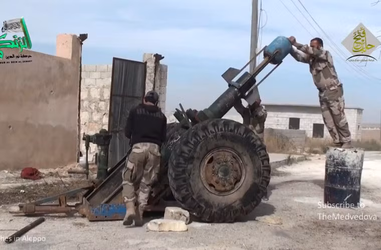 Ngoài vũ khí hạng nặng thu giữ được từ Quân đội Syria, phần đa quân nổi dậy Syria phải dùng vũ khí tự chế. Ảnh: Đạn cối bình gas đang được nạp vào bệ phóng.