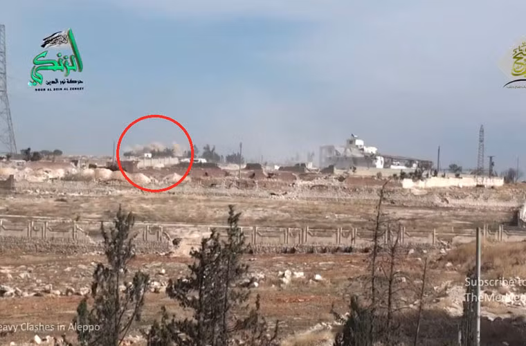 Vụ nổ đạn cối bình gas tạo ra (dấu đỏ).