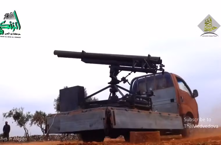 Pháo phản lực tự chế của quân nổi dậy Syria hàng ngày vẫn liên tục nã đạn vào các điểm trú đóng của quân đội Syria.